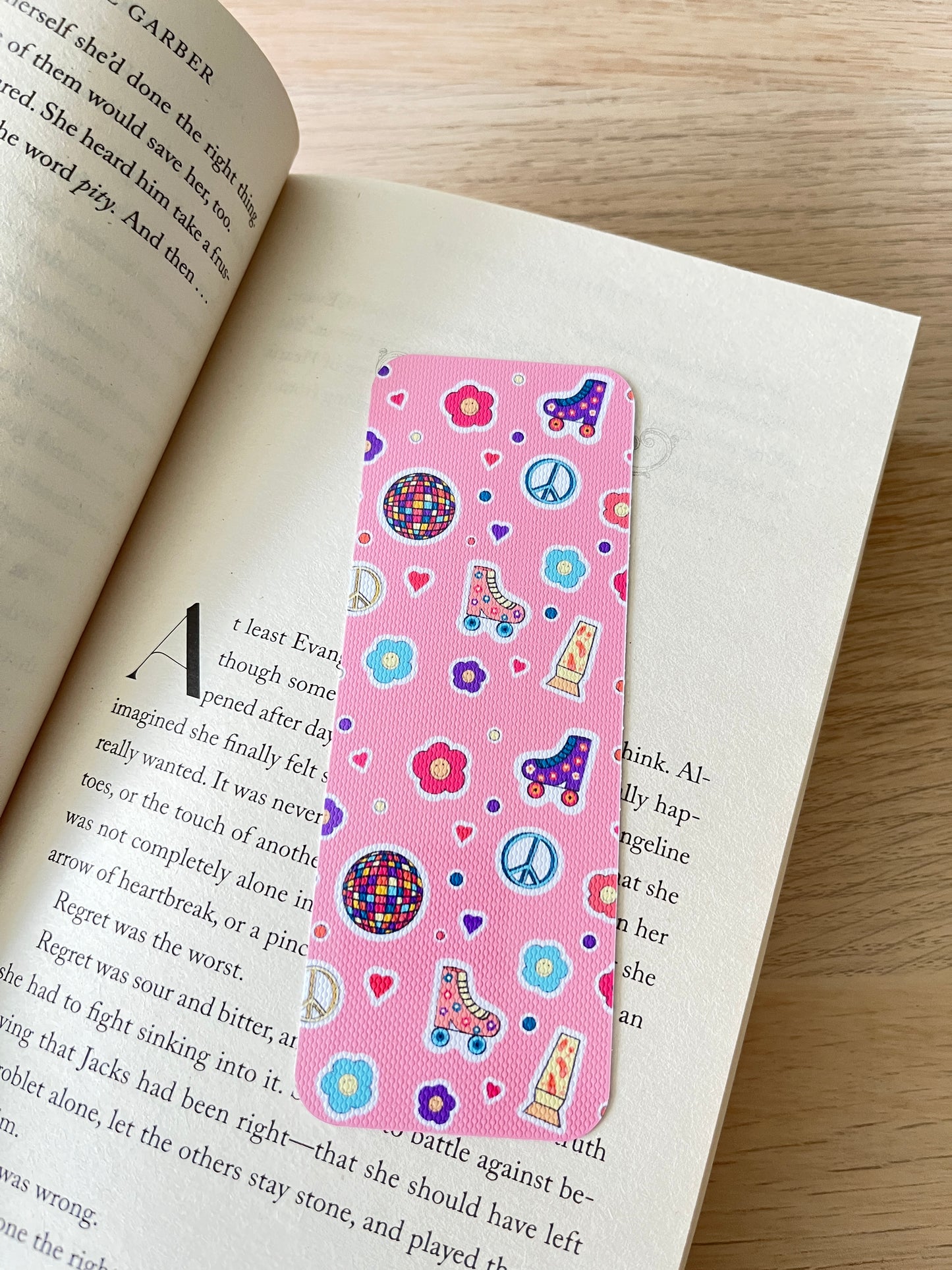 Retro Reading Bookmark – Vintage Cozy Book Lover Design 🥑