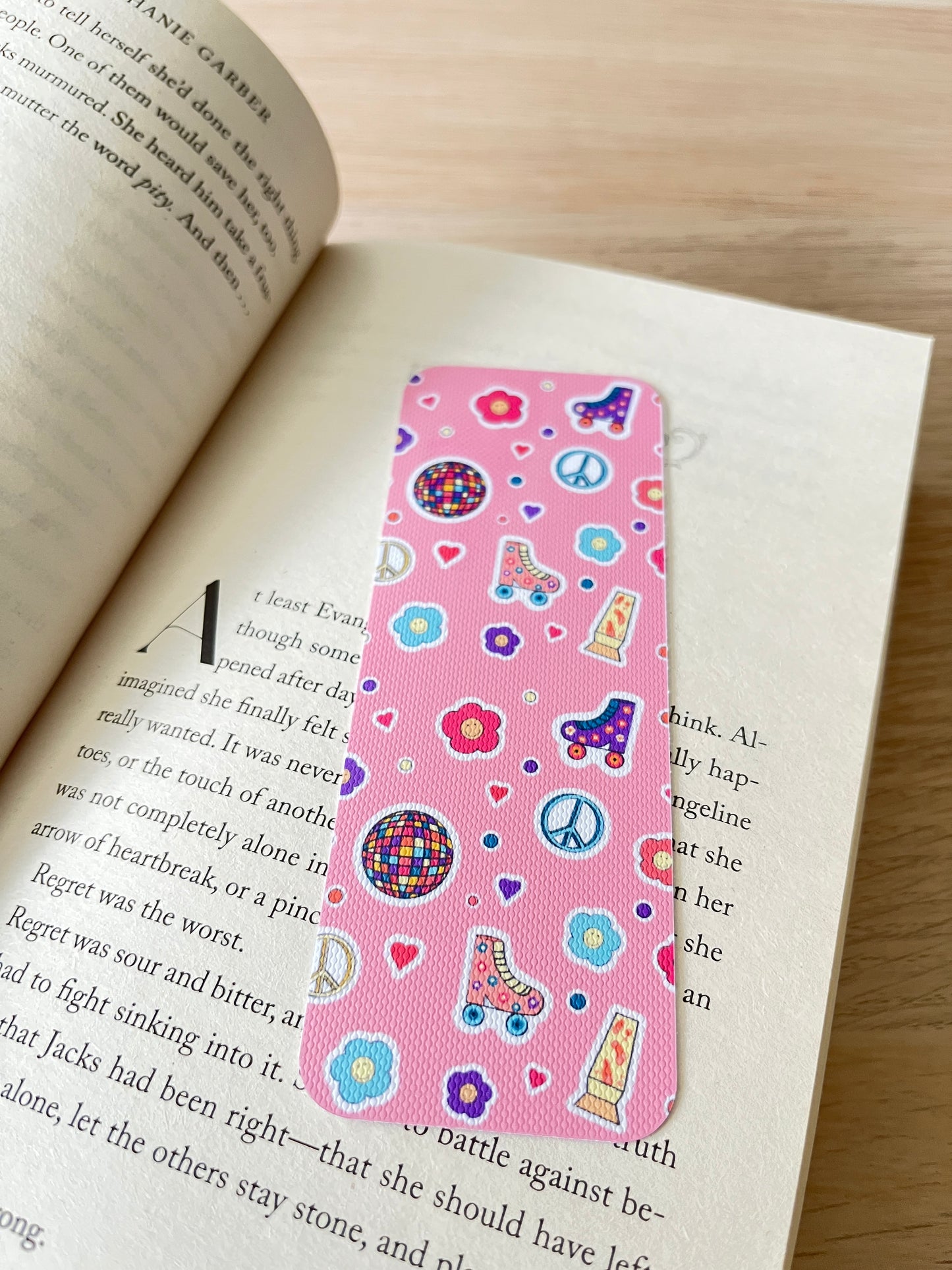 Retro Reading Bookmark – Vintage Cozy Book Lover Design 🥑